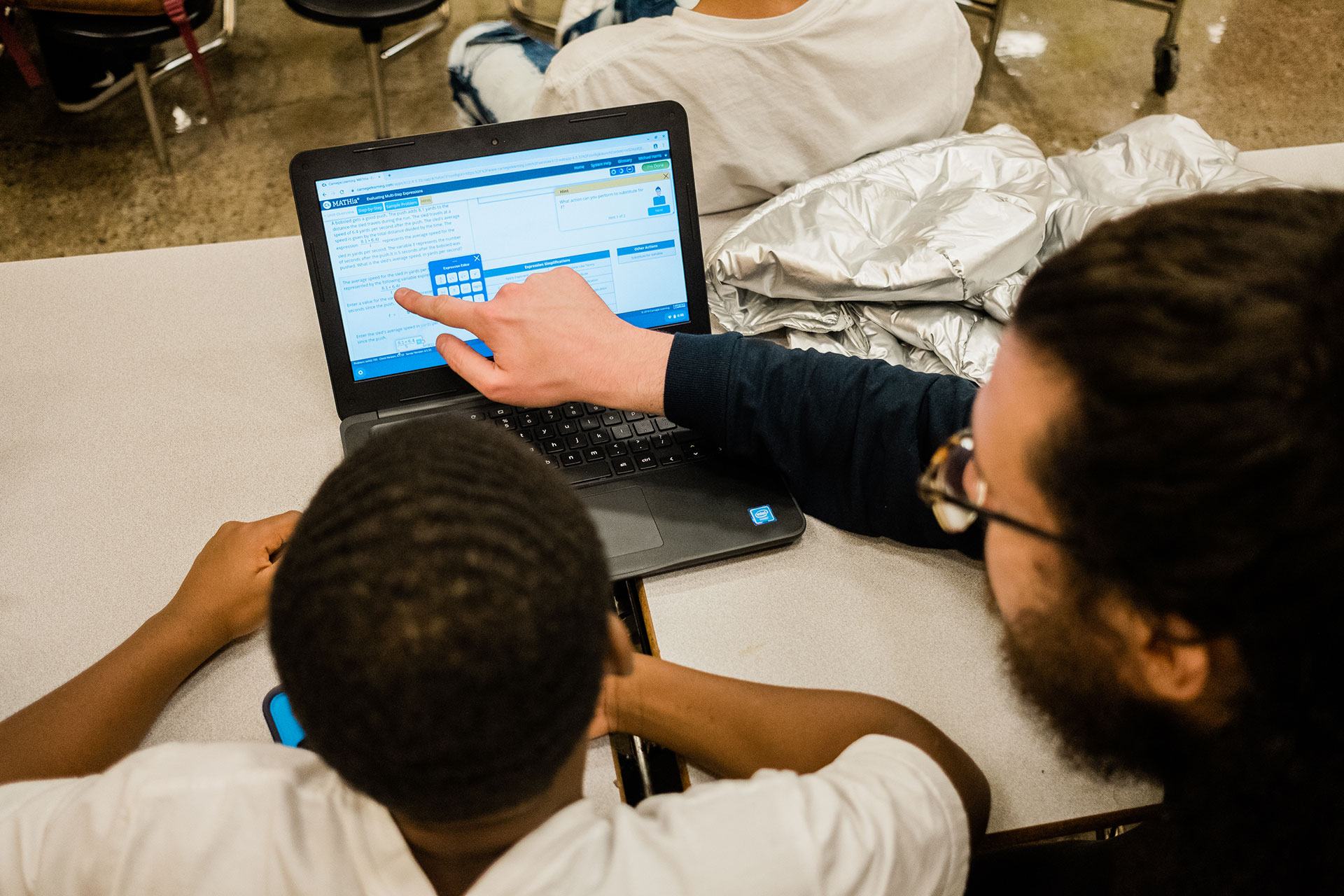 A Ready to Learn mentor uses software to tailor their instruction / Photo by Ben Filio